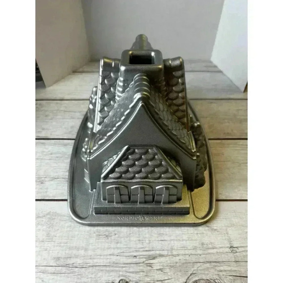 Nordic‎ Ware Aluminum Gingerbread House bakeware - Picture 2 of 3